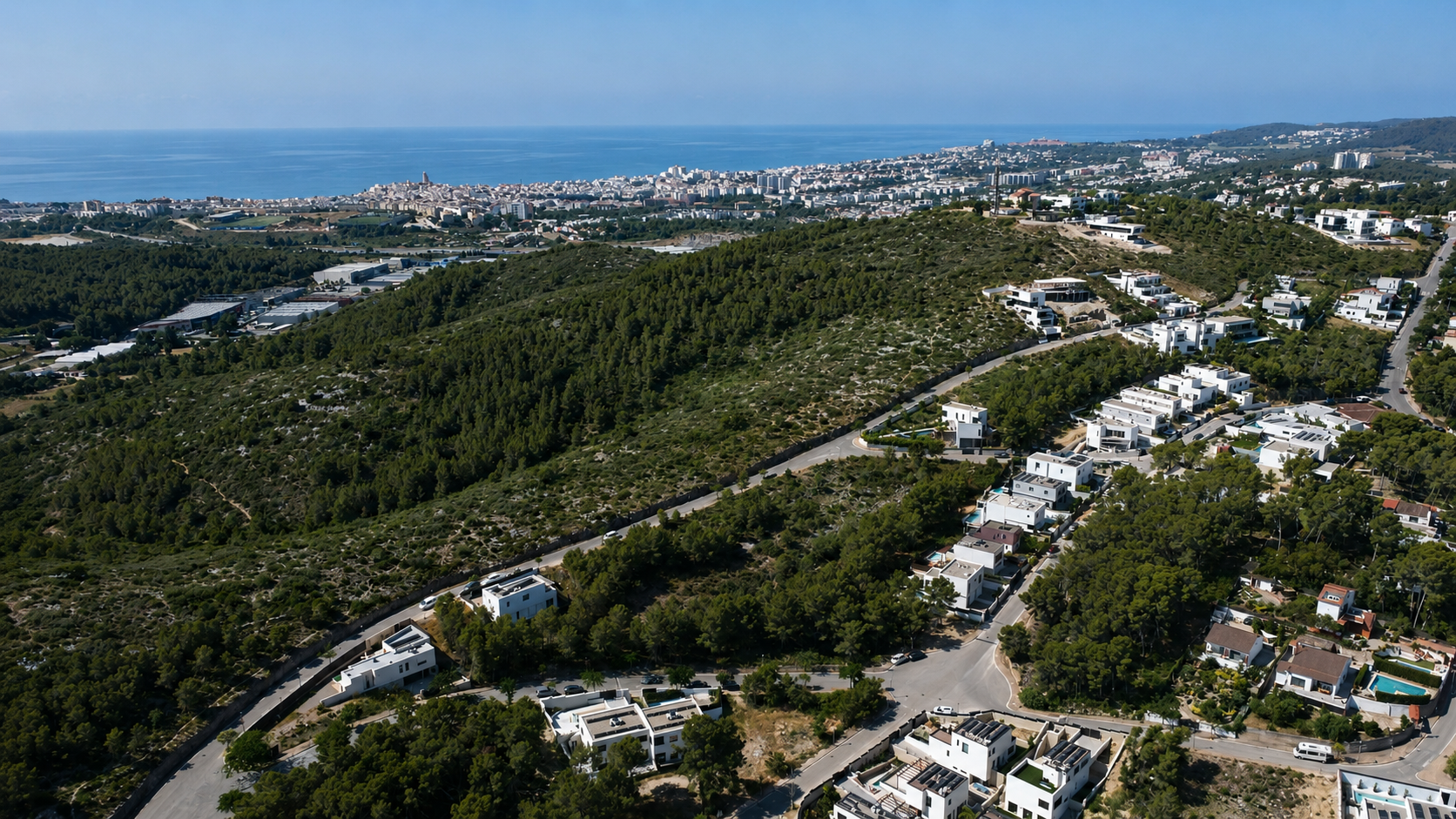 Vista aérea de Mas Alba con el mar al fondo